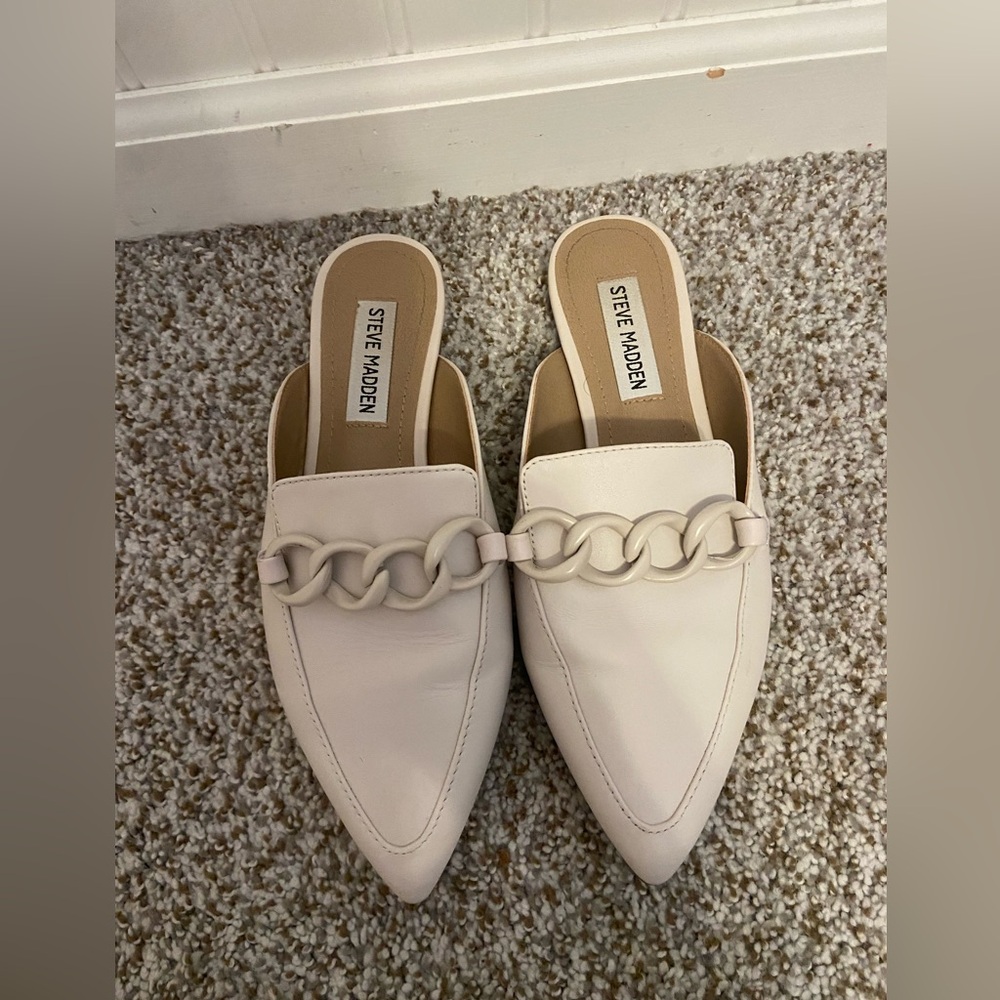 Women’s Steve Madden Off white / cream mules with chain, size 6